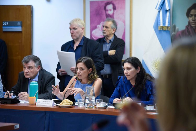 INICIO_DEBATE_TAREAS_DE_CUIDADO_2-750×500
