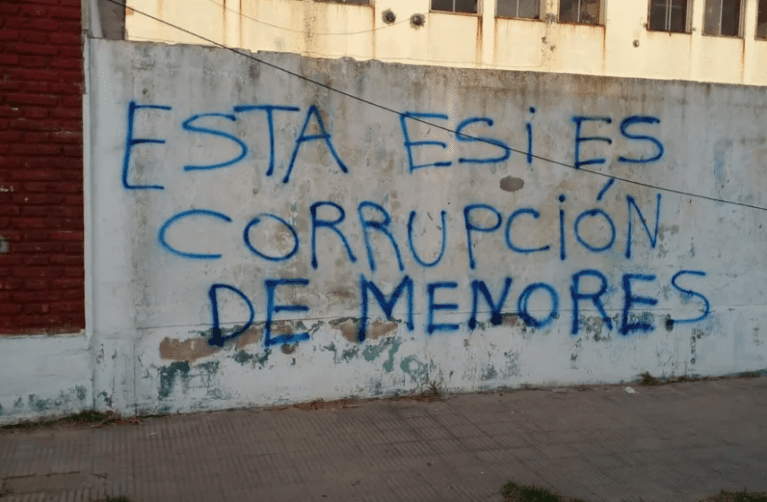PINTADAS_CONTRA_ESI_LA_PLATA-767×502